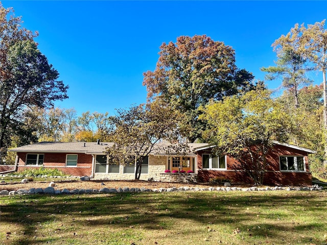 single story home with a front lawn