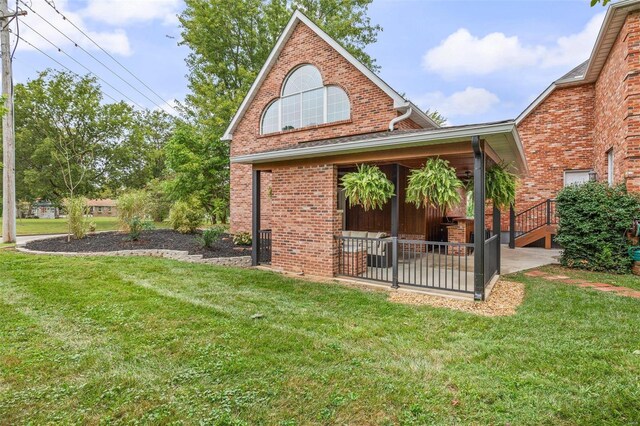 back of house featuring a yard