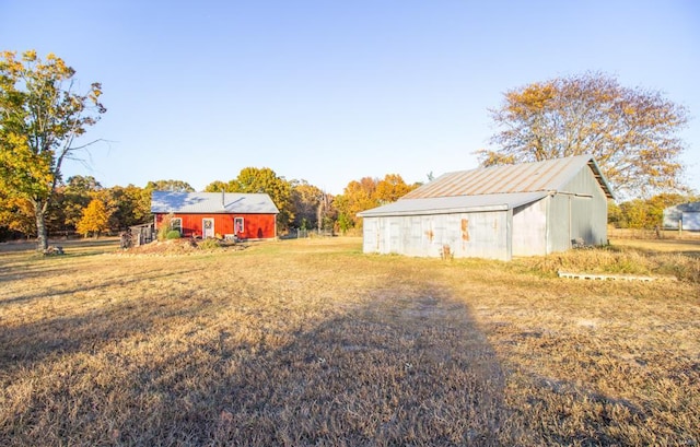 view of yard with an outbuilding