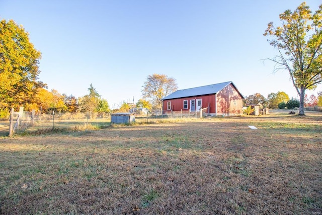 view of yard featuring an outdoor structure