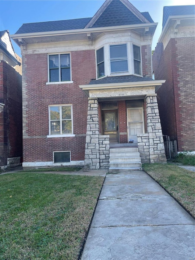 view of front of property featuring a front yard