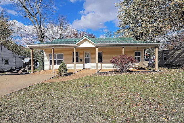 view of front facade featuring a front yard and covered porch