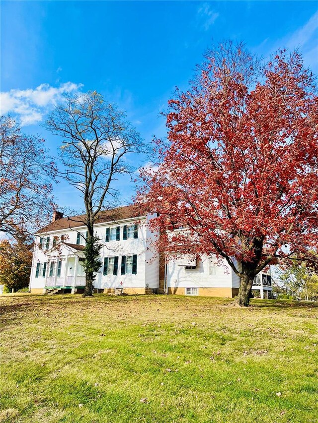 view of front facade with a front lawn