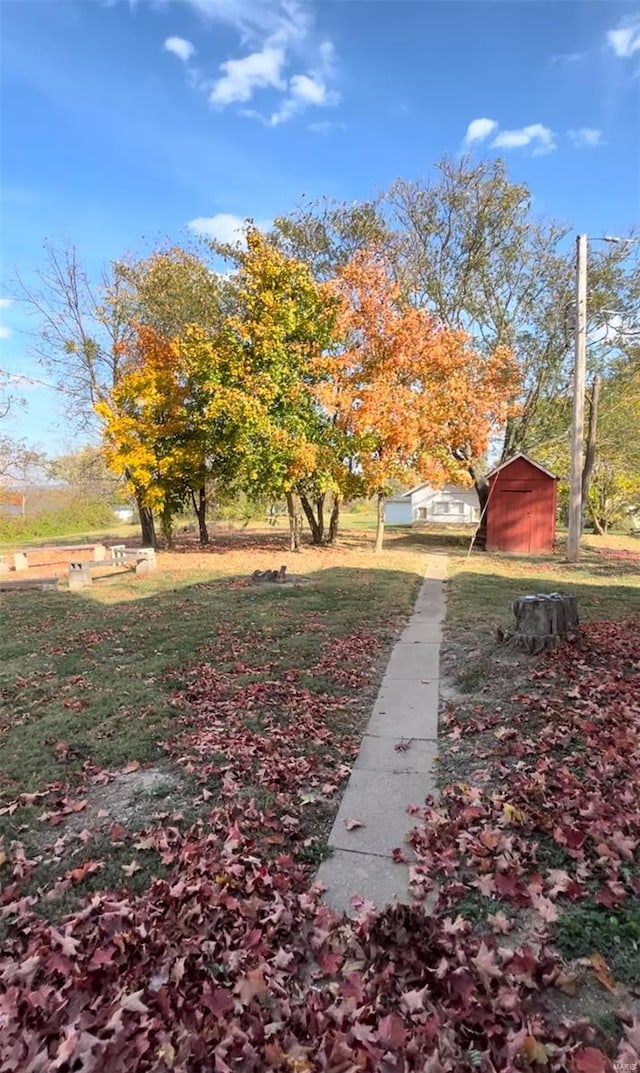 view of yard featuring an outbuilding