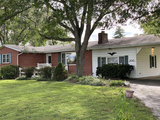 ranch-style house featuring a front yard