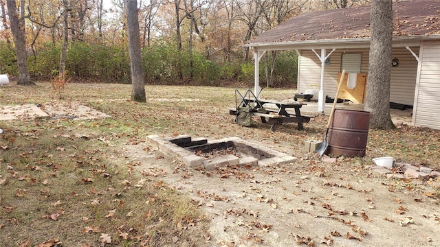 view of yard featuring an outdoor fire pit