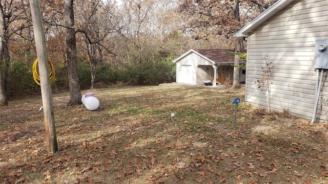 view of yard featuring an outdoor structure and a shed