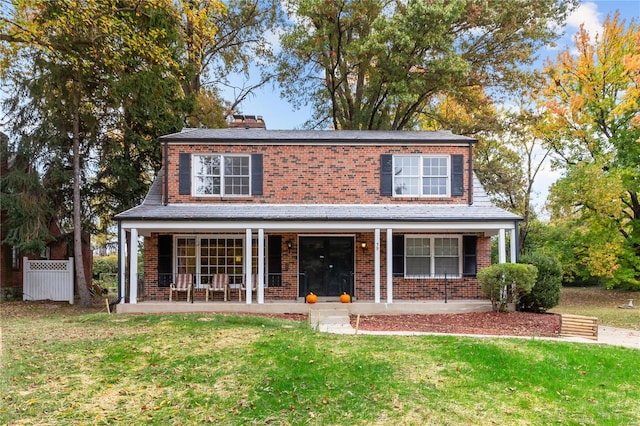 front facade featuring a front yard and covered porch