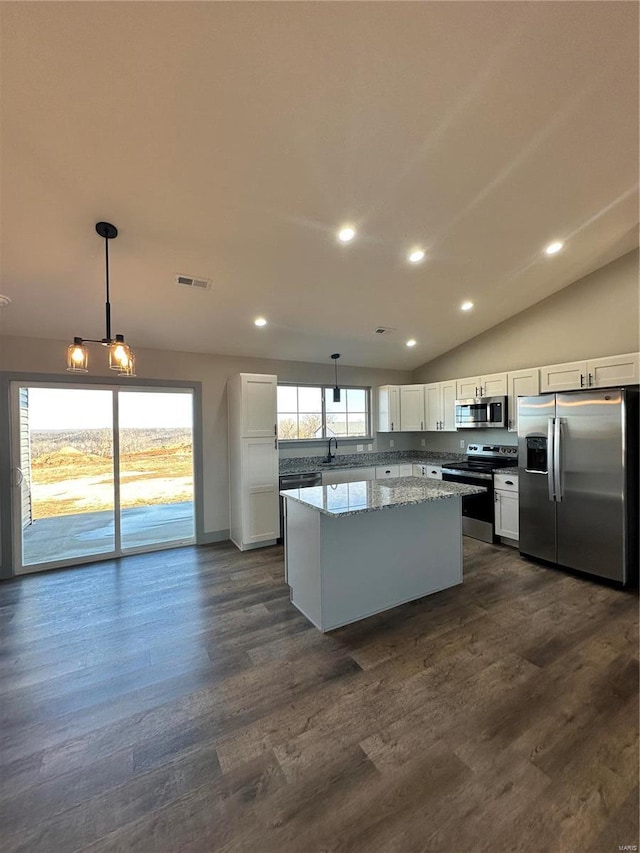 kitchen with stainless steel appliances, decorative light fixtures, visible vents, and white cabinets