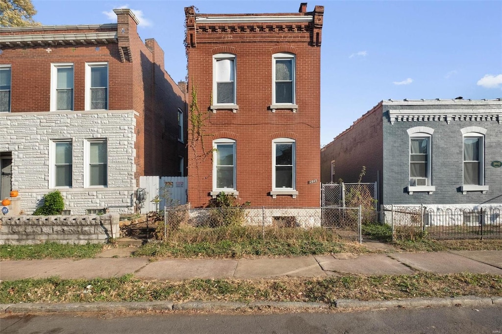 view of italianate home