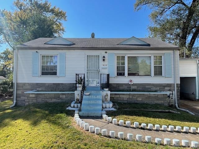 view of front of home with a front lawn