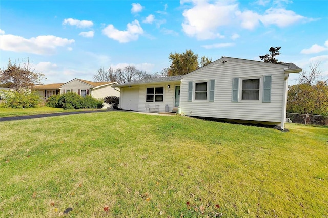 view of front of property featuring a front lawn