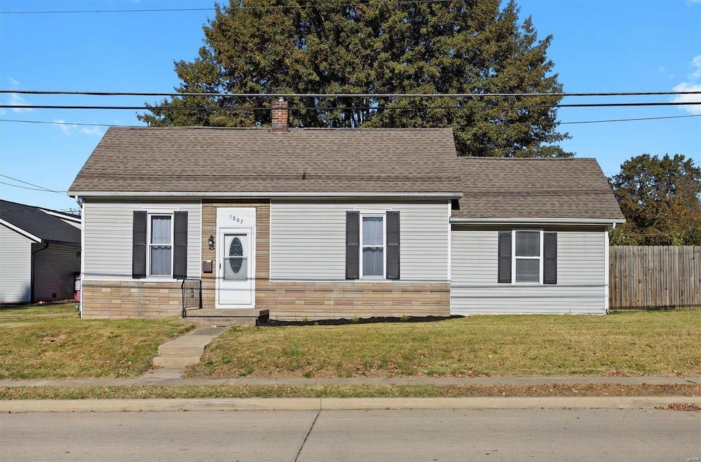 view of front of home featuring a front yard