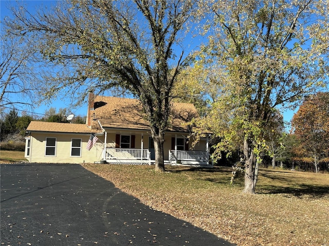 view of front facade featuring a front lawn and covered porch