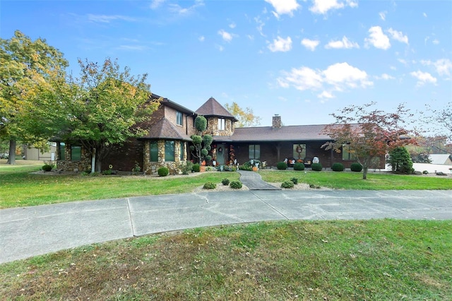 view of front facade featuring a front lawn