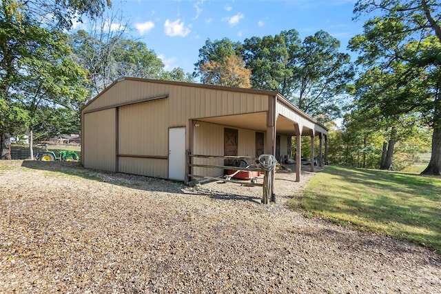 view of outdoor structure with an outbuilding and an exterior structure