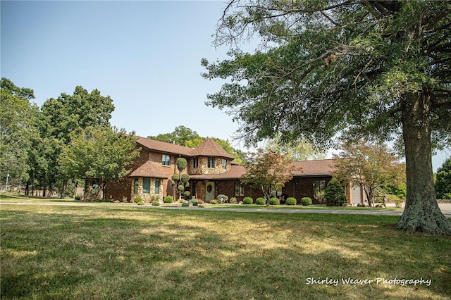 view of front of house featuring a front lawn