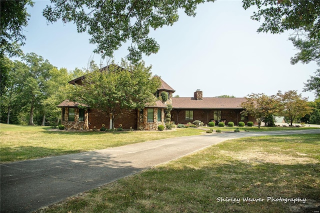 view of front of property with a front lawn