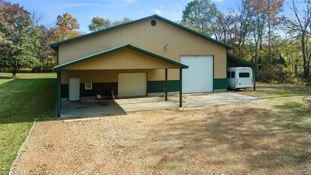 exterior space featuring an outdoor structure, a garage, and a front lawn