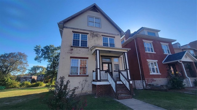 view of front facade with a front lawn