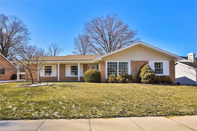 ranch-style home featuring a front lawn