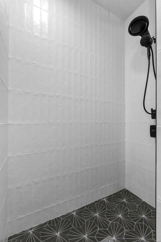 bathroom featuring a tile shower