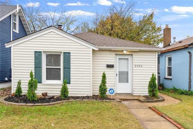 view of front of property with a front lawn