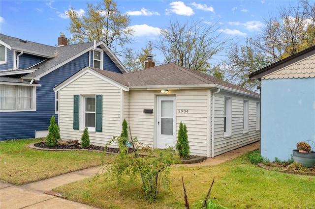 view of front facade with a front lawn