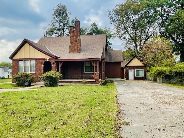 view of front of house featuring a front yard