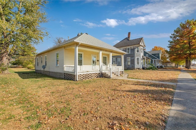 view of front of property featuring a porch and a front yard