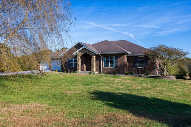 single story home featuring a front lawn