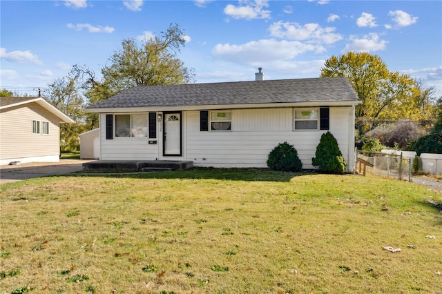 ranch-style house featuring a front yard