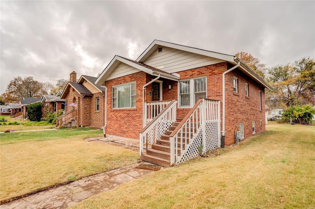 view of front of property with a front lawn