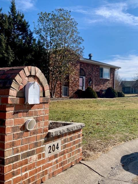 view of front of home featuring a front lawn