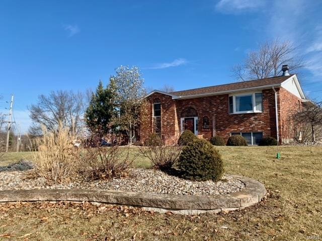 view of front of property featuring a front lawn