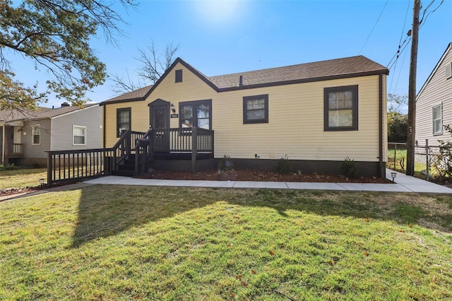 view of front of property featuring a front lawn