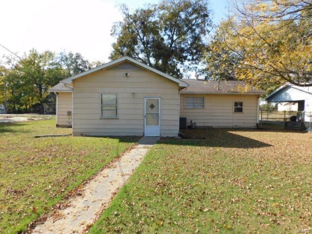 view of front of property featuring a front yard