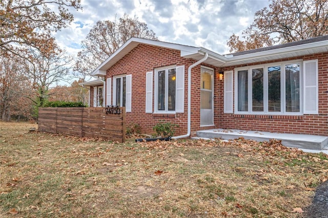 view of front of home featuring a front yard