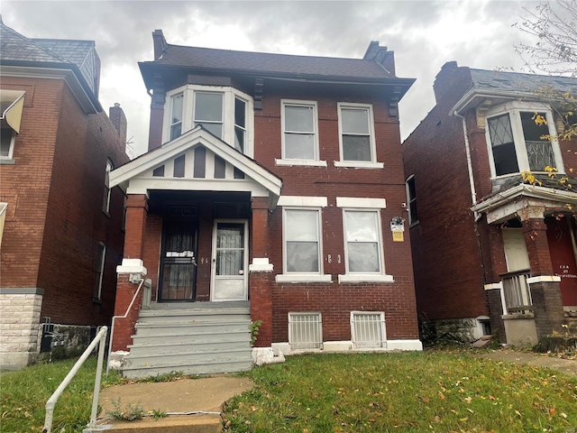 view of front of property featuring a front yard