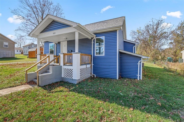 view of front facade featuring a porch and a front yard