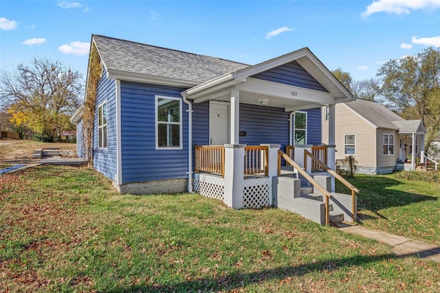 view of front of property featuring a porch and a front yard