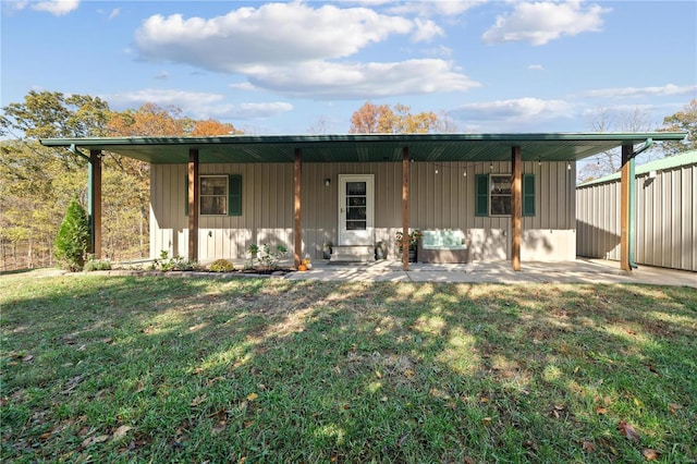 view of front of home featuring a front lawn