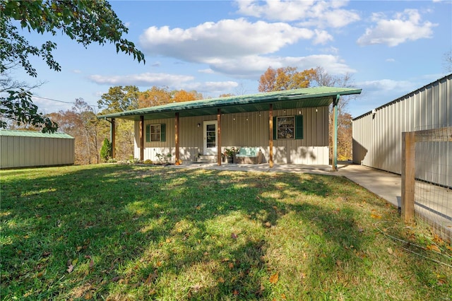 view of front of property featuring a patio and a front yard