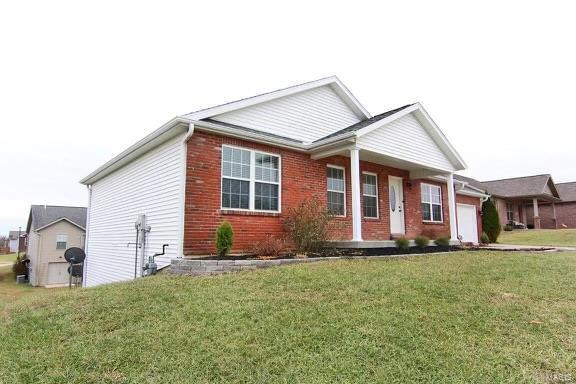 view of front facade with a front lawn