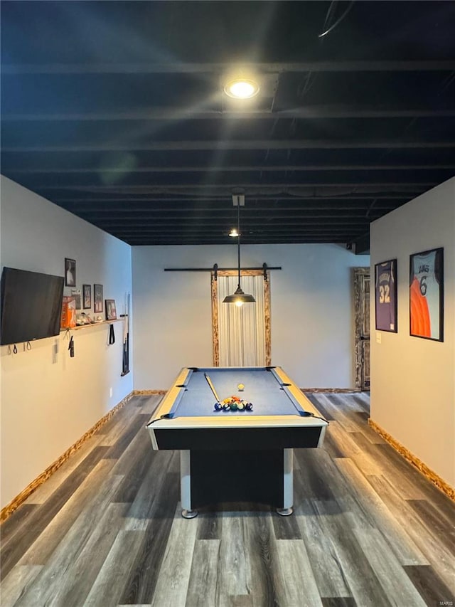 playroom with dark wood-type flooring, billiards, and a barn door