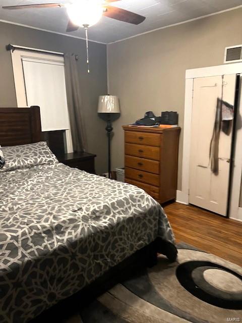 bedroom with hardwood / wood-style floors and ceiling fan