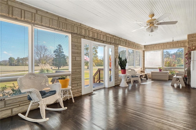 sunroom featuring ceiling fan