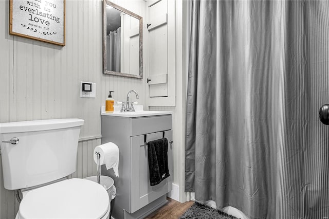 bathroom featuring hardwood / wood-style floors, vanity, toilet, and a shower with curtain