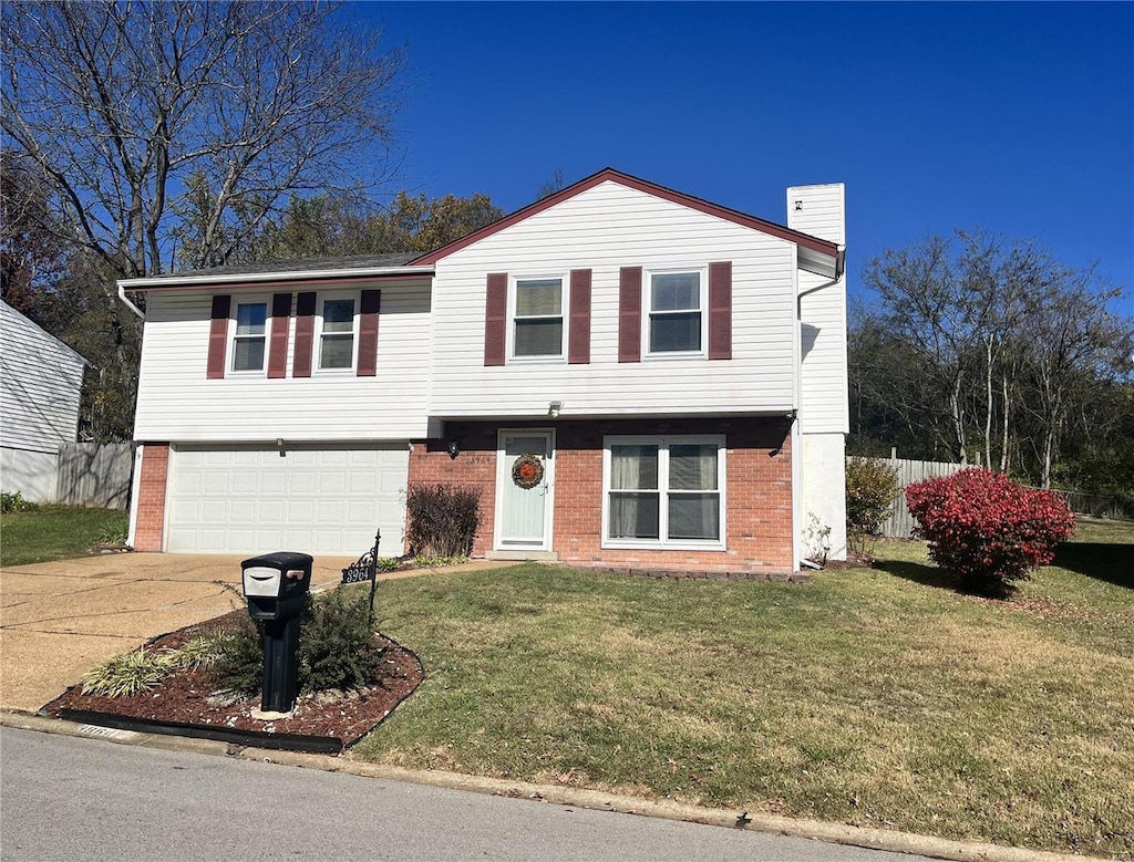 view of front of home featuring a front lawn and a garage