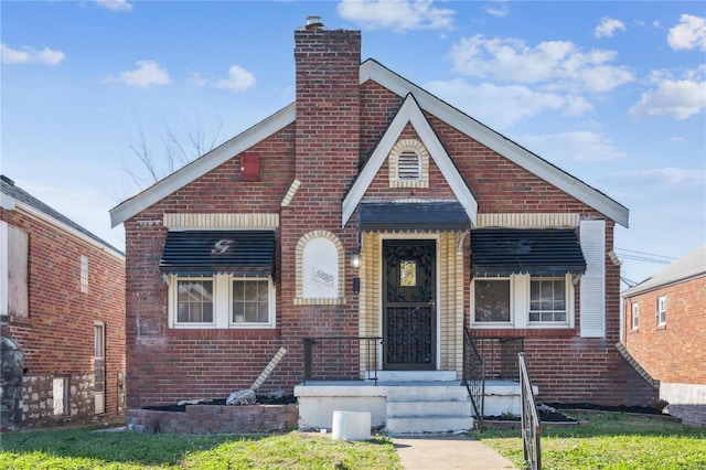 view of front facade with a front yard